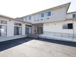 明るい日差しのエントランス