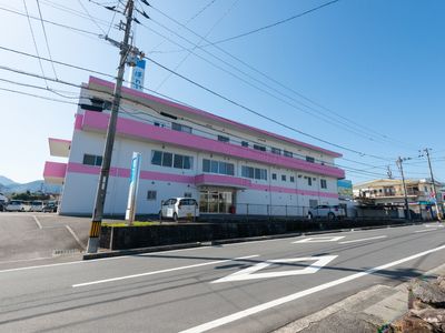 ピンク色の外壁の建物