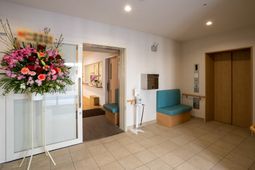 エントランスの彩り豊かな花