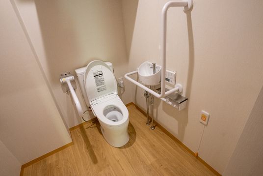 バリアフリー設計のトイレ