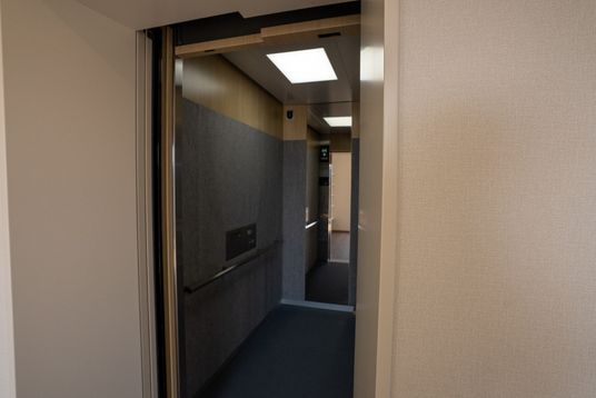 廊下の光る天井と壁