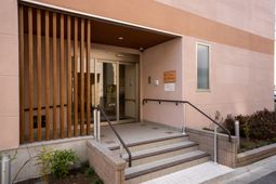 落ち着いた色合いのエントランス