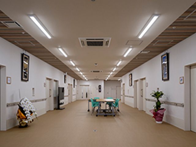 広い廊下 廊下 ゆったりとした広い通路で、移動がしやすくなっています。明るい空間が広がります。