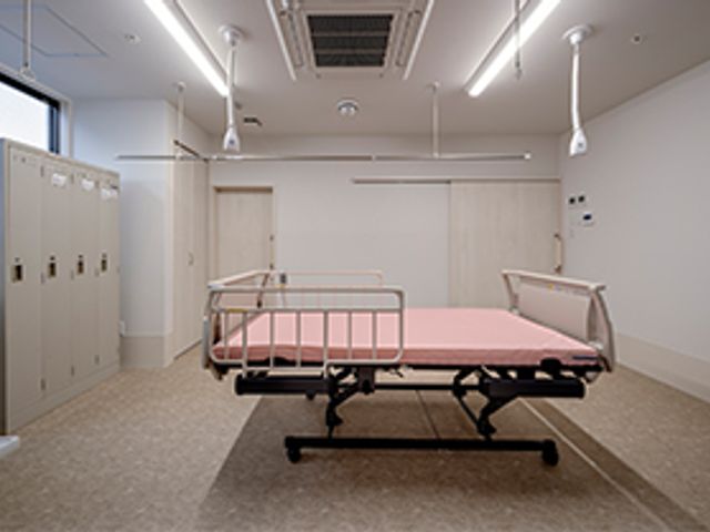 機能的な機能訓練室 機能訓練室 清潔で機能的な訓練室は、リハビリを安全に行うための設備が整っています。ベッドやロッカーが設置されています。