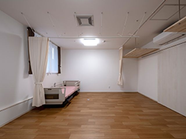 明るい居室 居室 広々とした居室は、自然光が入る明るい空間です。リラックスできる落ち着いた雰囲気が特徴です。