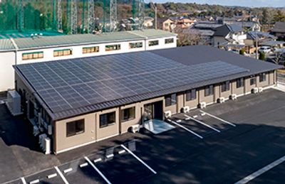 広い駐車場と屋根付き建物