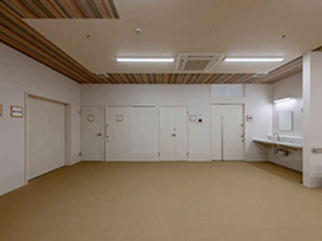 広々とした廊下 廊下 広々とした空間が特徴の廊下です。設備も整っており、快適に移動できます。