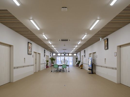 明るい廊下と談話机  