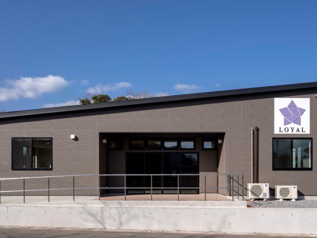 モダンな外観の建物 外観 近代的なデザインが特徴の建物は、快適な職場環境を提供しています。