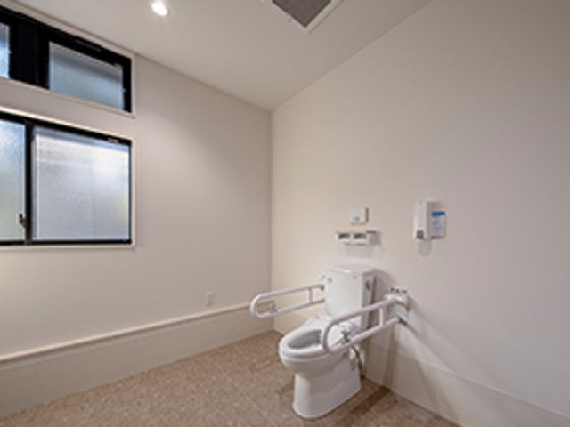 開放的な空間のトイレ トイレ 自然光が差し込む開放的な空間のトイレです。清潔感があり、快適にご利用いただけます。