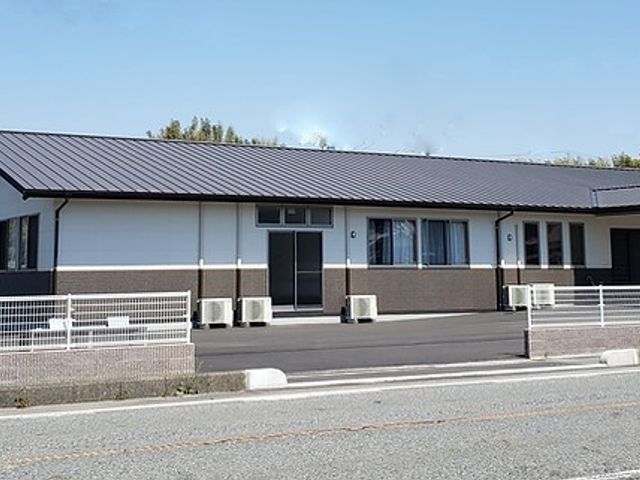 自然豊かな建物外観 外観 広々とした環境に立地している施設です。周りに緑が多く、リラックスした雰囲気を感じられます。