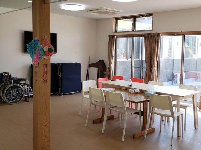 明るい室内の談話室 談話室 自然光が差し込む広々とした空間です。落ち着いた雰囲気で、リラックスしながら談笑できます。