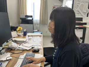 スタッフが仕事に取り組む