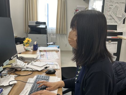スタッフが仕事に取り組む