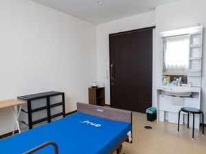 シンプルな居室の様子
