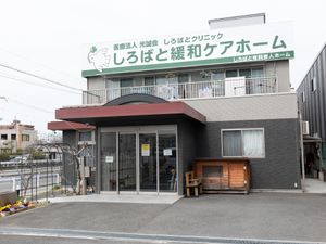 明るい外観の建物入り口
