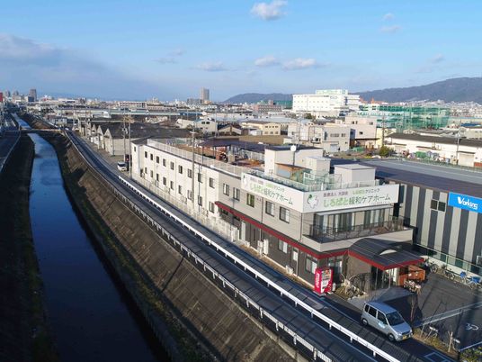 川沿いの施設外観  