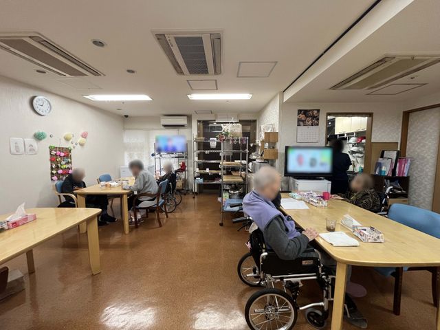 くつろぎの共有スペース ラウンジ 明るい空間で、車椅子の方も安心して過ごせます。テーブルを囲んで会話や活動を楽しめる場所です。