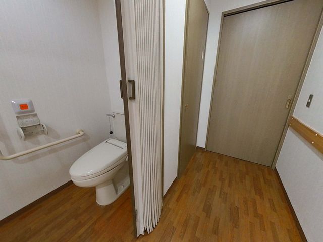 清潔なトイレ空間 トイレ 使い勝手の良いトイレは、明るく清潔感があります。高齢者に優しい設計で安心して利用可能です。