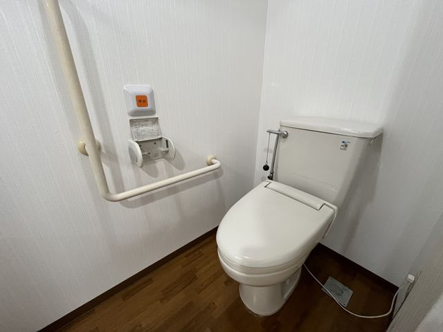 高齢者に優しいトイレ トイレ 手すり付きで安全性に配慮された空間ですので、どなたでも安心してご利用いただけます。