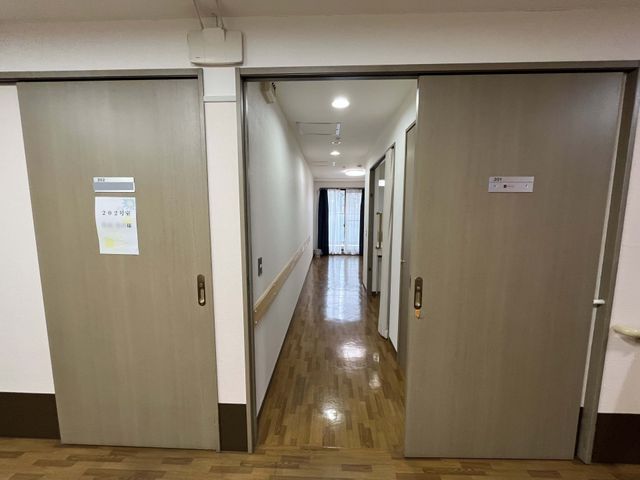 様子を表した廊下 廊下 十分な幅のある廊下です。同時に複数の人が通れるよう工夫されています。
