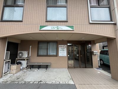 看板が見える建物外観