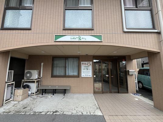 看板が見える建物外観