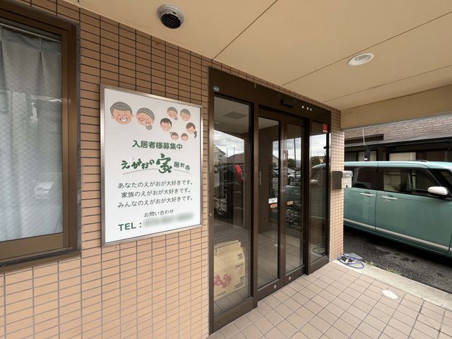 看板 看板 入居者募集の案内が掲示されている入口です。温かみのあるデザインが特徴的です。