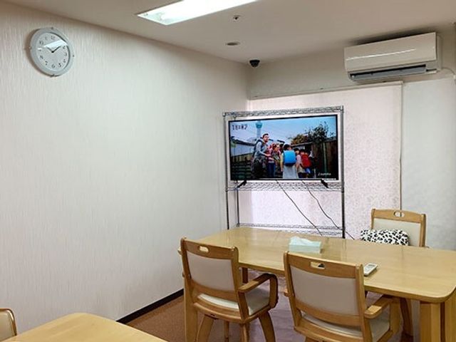 テーブルとテレビの食堂 食堂 居心地のよい空間の食堂です。壁掛けの大画面テレビで、皆で楽しいひと時を過ごせます。
