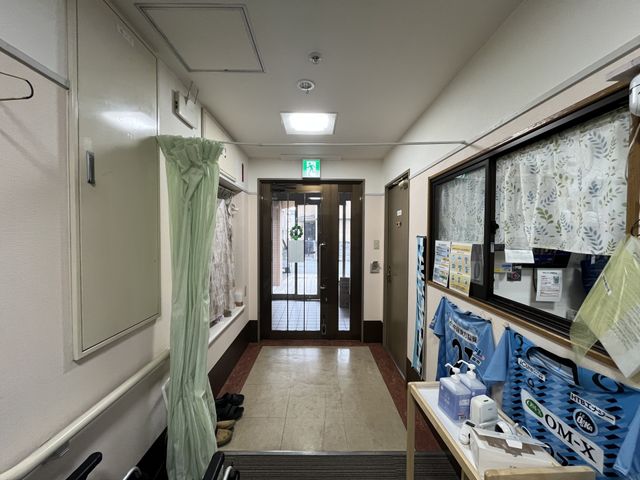 明るい廊下 廊下 明るく静かな廊下です。案内板や飾りが配置されており、温かみのある雰囲気になっています。