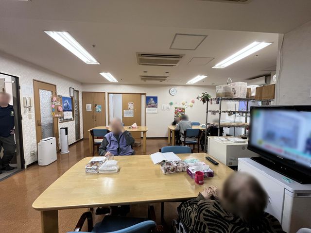 明るい共有スペース ラウンジ 広々とした明るいスペースで、居心地の良い環境が整っています。交流や休憩に最適です。