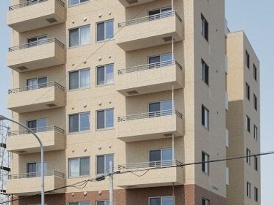 明るい日差しの外観