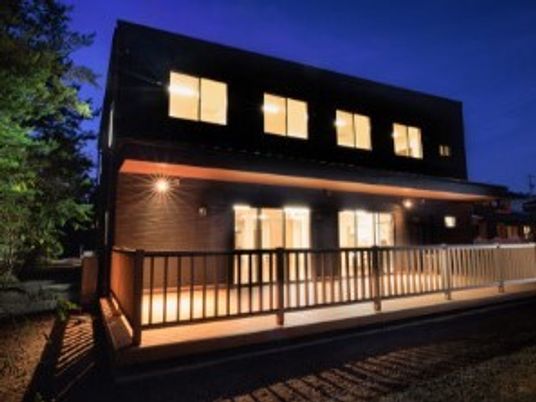 夜景に浮かぶ暖かい光の施設