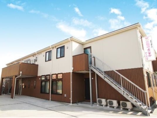 明るい外観の建物
