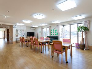 笑顔で会話するスタッフ