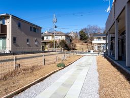 植物に囲まれた通路
