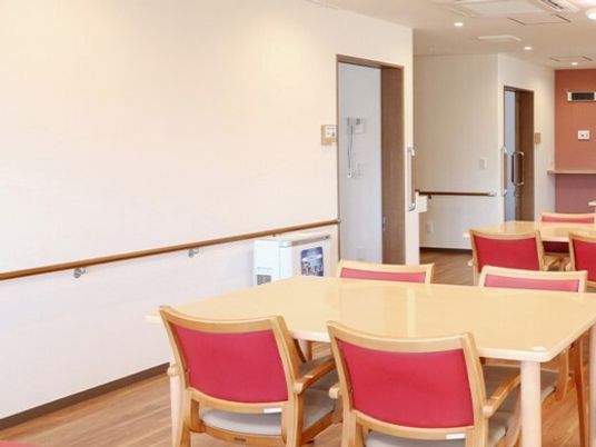 赤い椅子のある明るい食堂