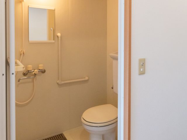 機能的なトイレ トイレ 手すりが設置されたトイレは、安全性を考慮した設計です。清潔感のある空間ですので、快適にご利用いただけます。