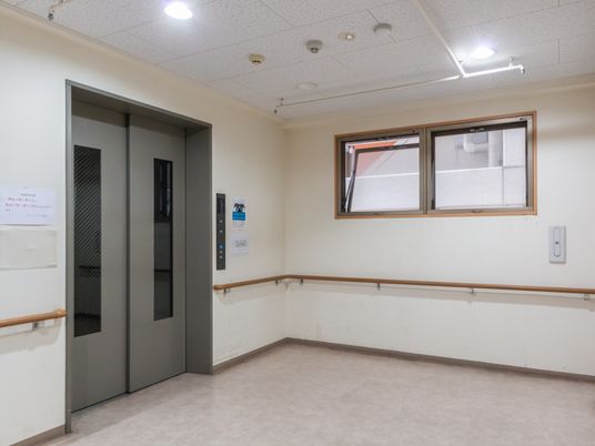 エレベーター付近の廊下