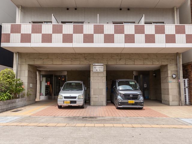 エントランス エントランス 広々としたエントランスには、車の駐車スペースも確保されています。車での来訪にも便利です。
