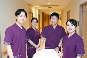 笑顔のスタッフが並ぶ廊下  