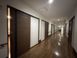 広々とした施設の廊下