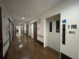 整った施設の廊下