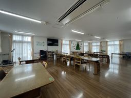 明るいダイニングスタッフ