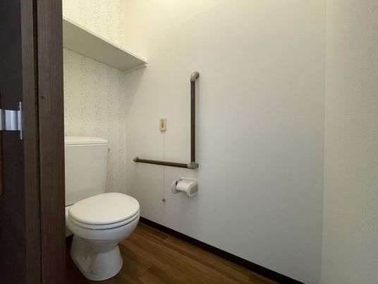手すり設置のトイレ空間