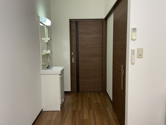 整った居室の洗面台