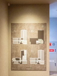 案内板と消火設備の廊下