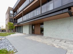 広々とした施設のエントランス
