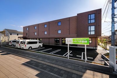 駐車場付き建物外観