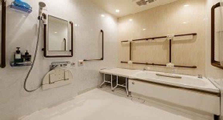 明るいバスルーム